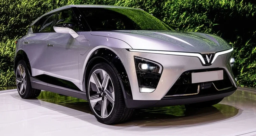 What is the range of the 2024 VinFast VF7 EV?