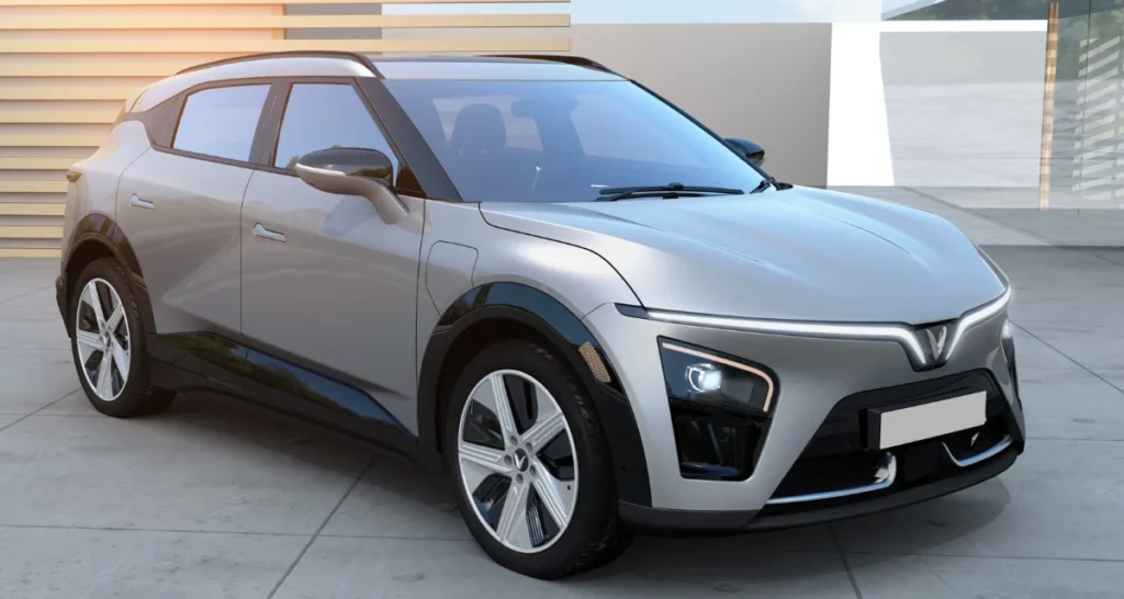 What is the charge time of the 2024 VinFast VF7 EV?